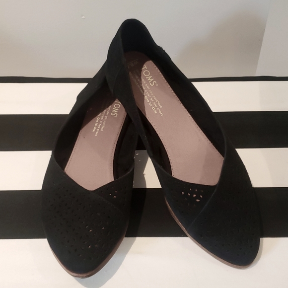 Toms Shoes - TOMS Black Suede Ballet Flats w/ Diecut Design 8.5 EUC